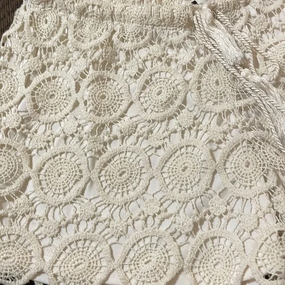 Lace detail shorts - Picture 3 of 3